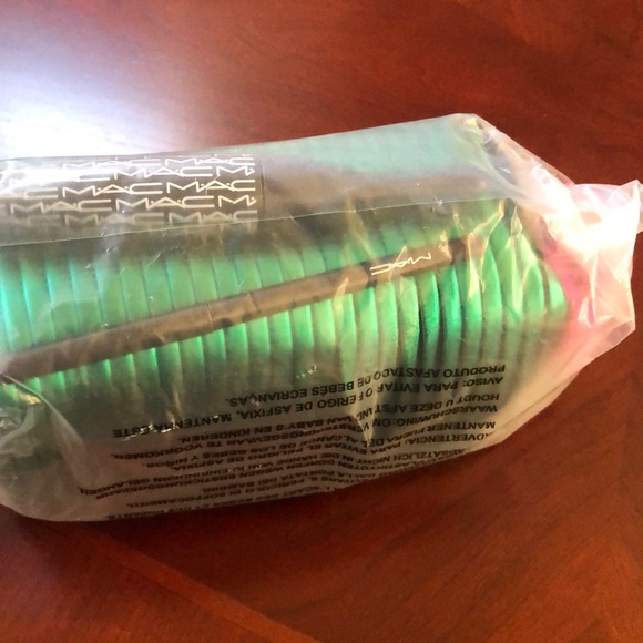 Mac cosmetics set - Picture 4 of 7